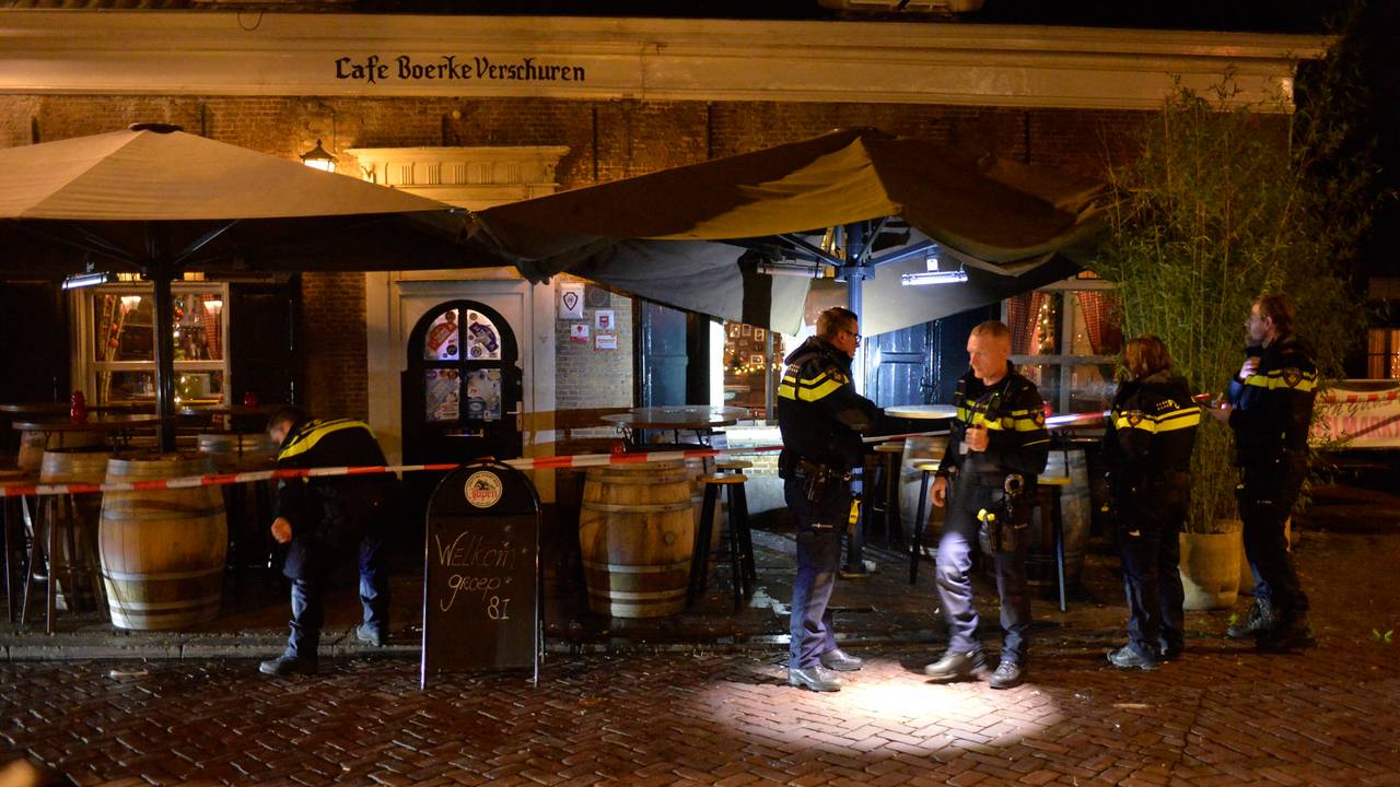 De politie doet onderzoek (foto: Perry Roovers/SQ Vision).
