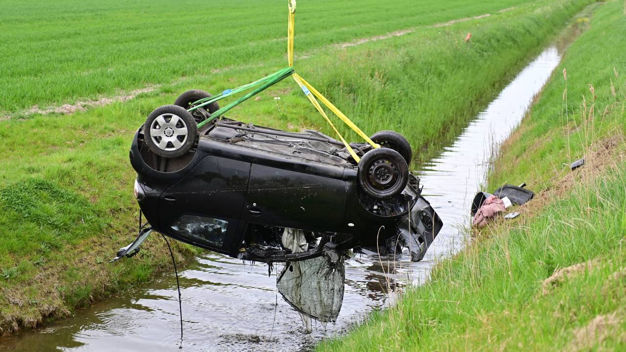 De auto werd door brandweer uit de sloot gehaald (foto: Perry Roovers/Persbureau Heitink).