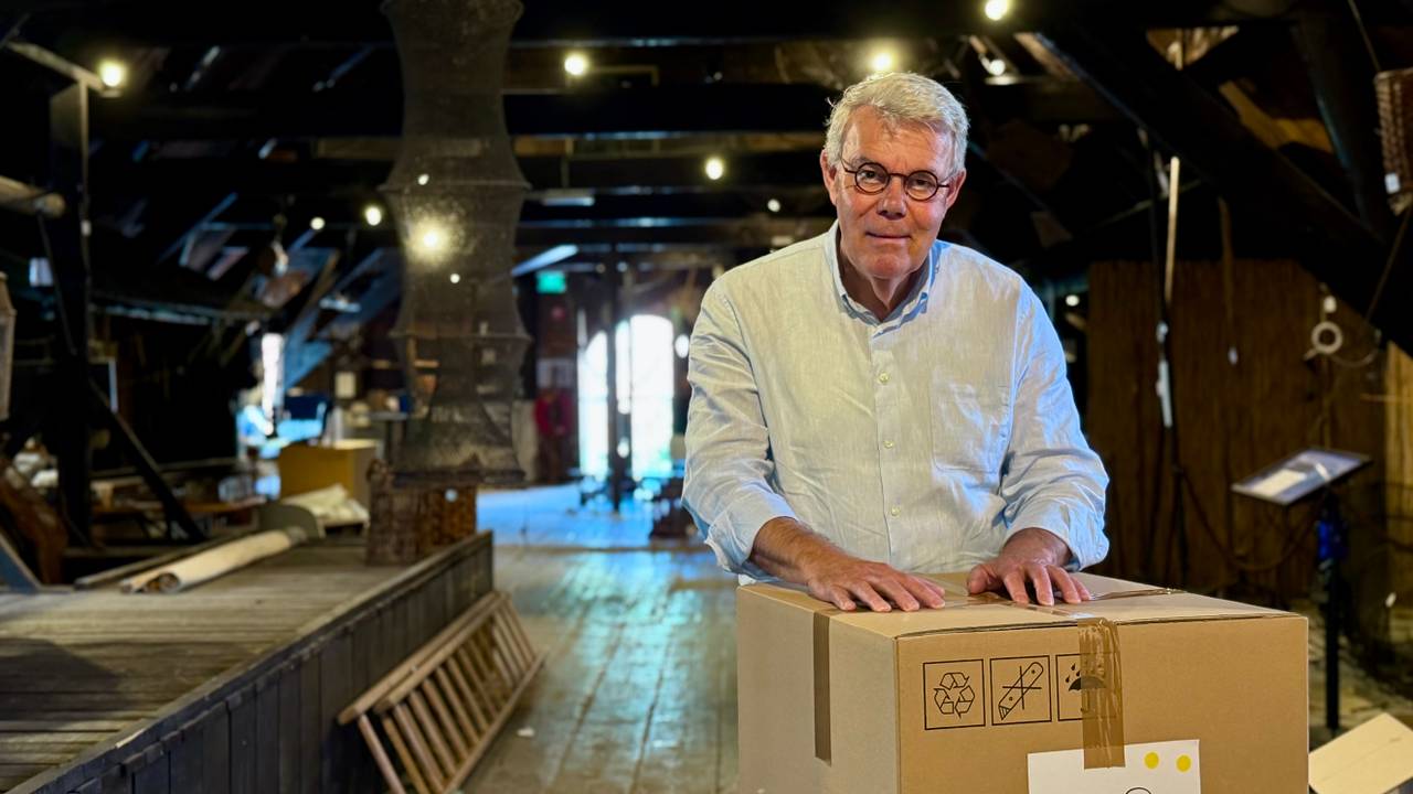 Vrijwilliger Nico Kersten in het leeggeruimde Visserijmuseum (foto: Isabel Pijnappels).