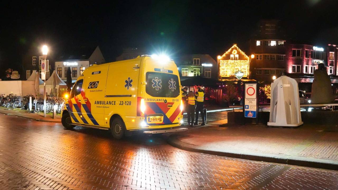 De man belandde in het water aan het Havenplein in het uitgaansgebied van Helmond (foto: Harrie Grijseels/SQ Vision).