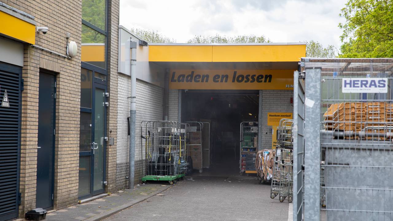 Na metingen door de brandweer kon het winkelcentrum in Roosendaal vrijgegeven worden (foto: Christian Traets/SQ Vision).