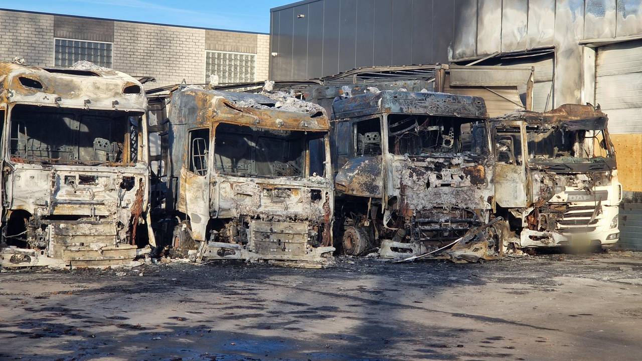 Vier vrachtwagens werden door brand verwoest (foto: Noël van Hooft).