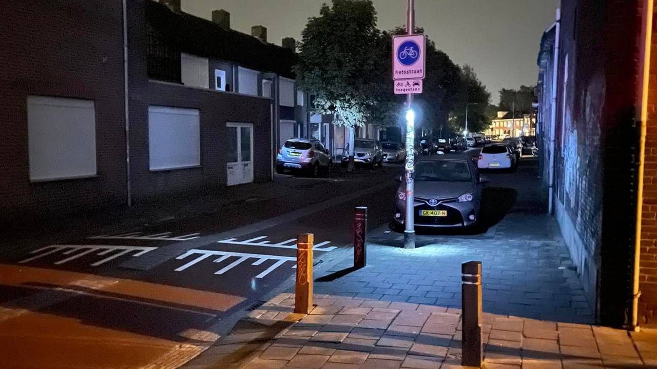 Met LED-lampjes wordt de straat nu verlicht (foto: Ton van de Ven).
