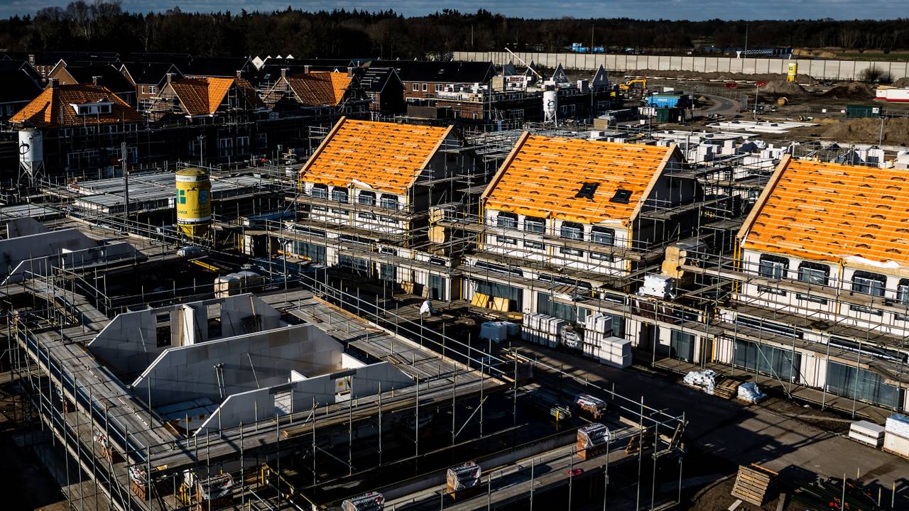Ook woningbouwbedrijven kunnen door de maatregelen geen kant op (Foto: ANP / Hollandse Hoogte / Rob Engelaar).