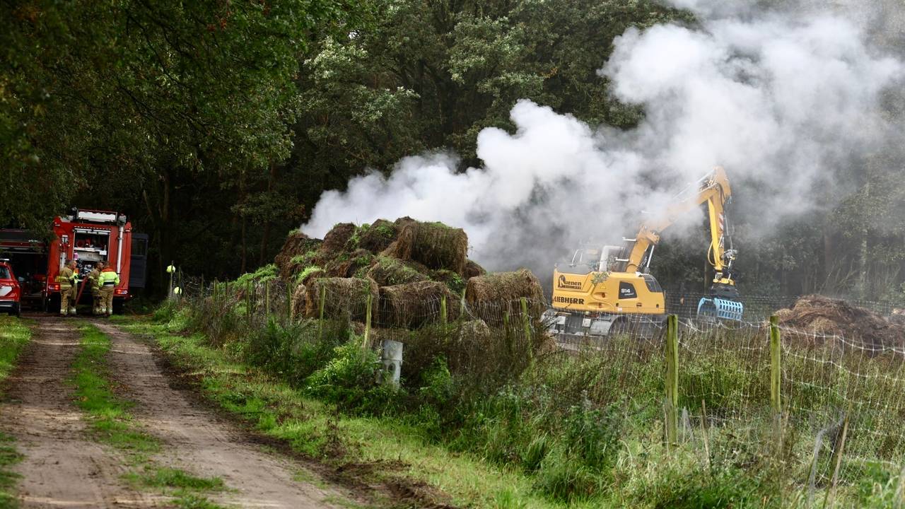Bij de brand in Groeningen kwam veel rook vrij (foto: SK-Media).