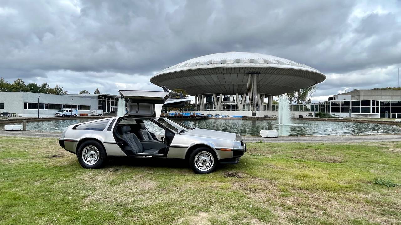 Een auto als in Back to the Future bij het Evoluon (foto: Raymond Merkx).