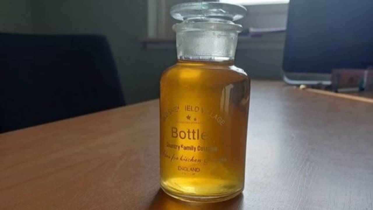 Gezeik bij kringloopcentrum: flesje met urine op de babyafdeling (foto: Kringloopcentrum Altena).