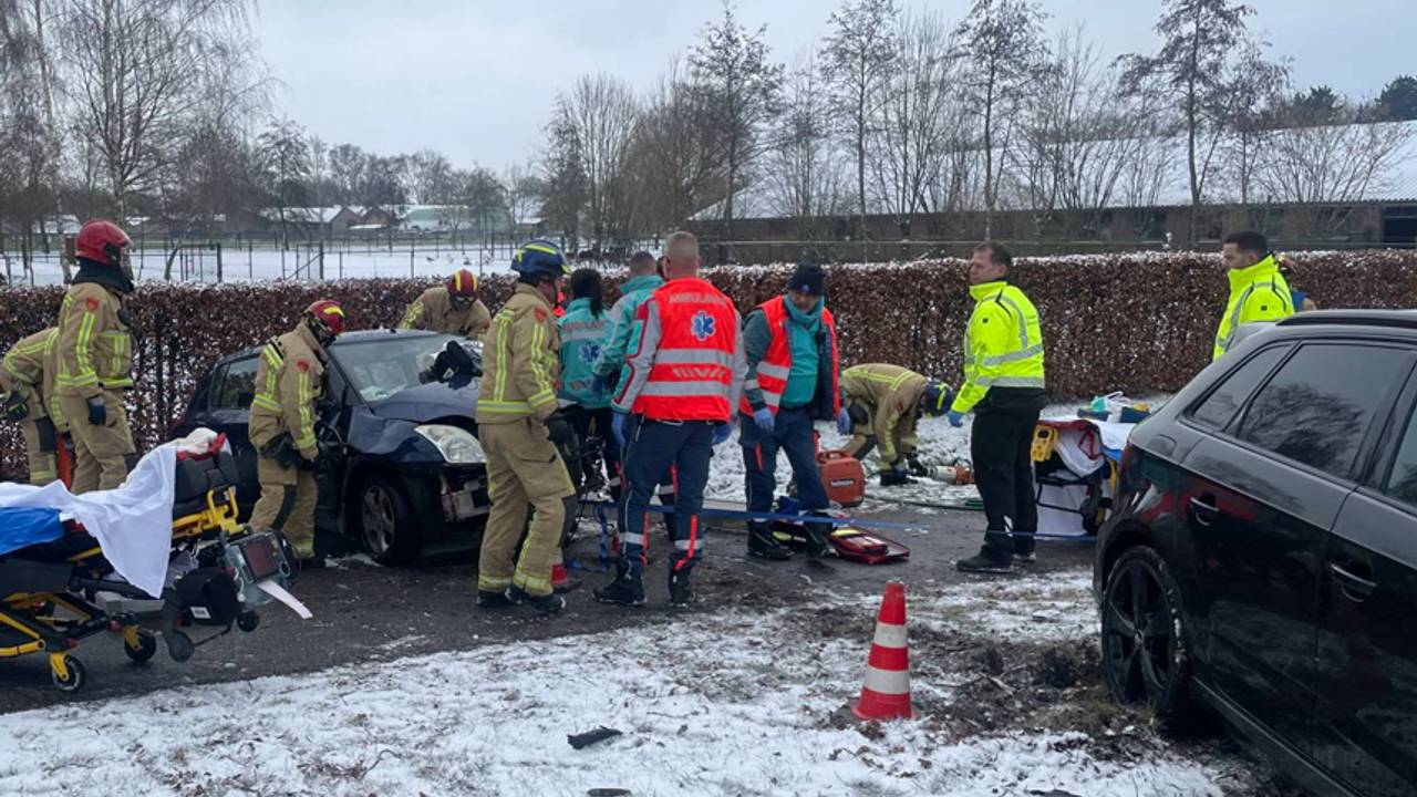 Man en vrouw zwaargewond na botsing tegen boom in Bakel