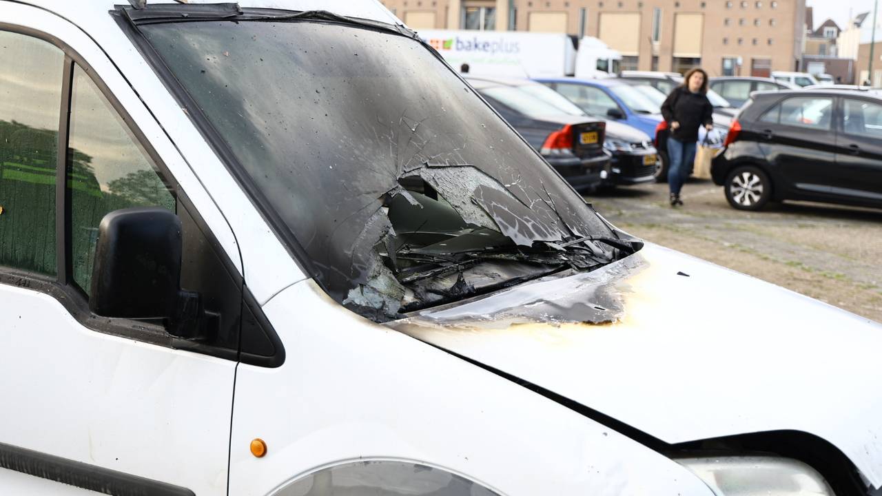 De autobrand in Boxmeer zou veroorzaakt zijn door een storing in het kachelsysteem (foto: SK-Media).