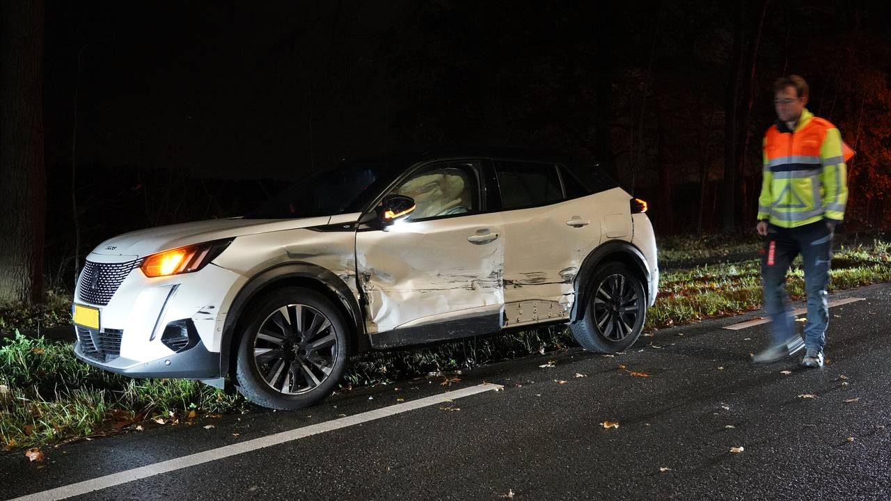 Beide auto's raakten bij de frontale botsing op de rijksweg bij Dorst zwaar beschadigd (foto: Jeroen Stuve/SQ Vision).