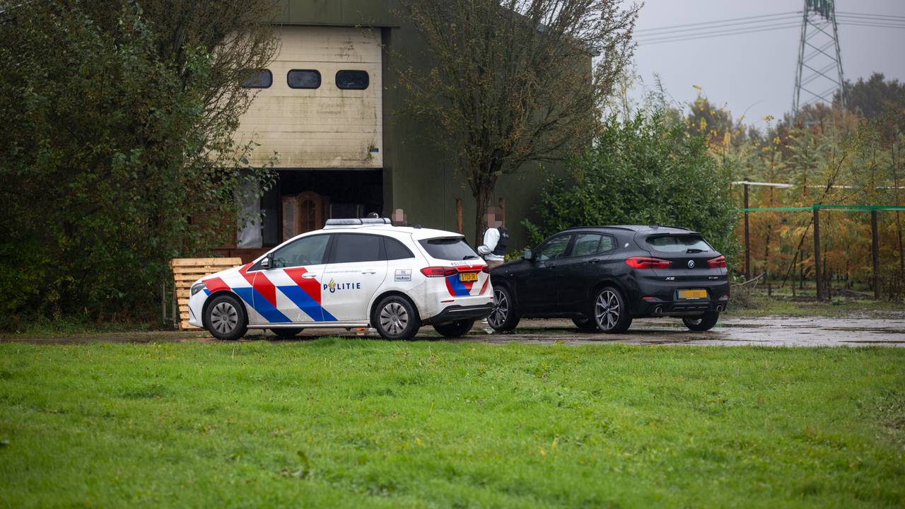 Politie bij het drugslab in Oud Gastel (foto: SQ Vision) 
