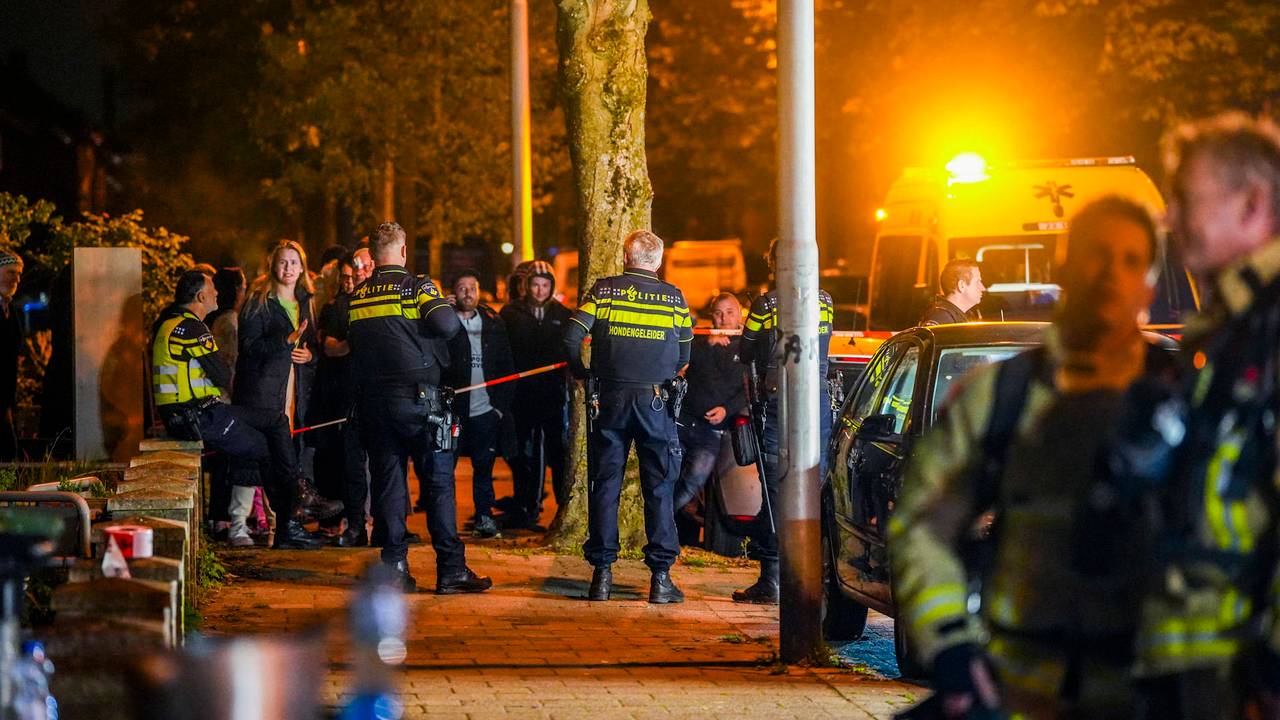 Politie bij de brand (foto: Persbureau Heitink).