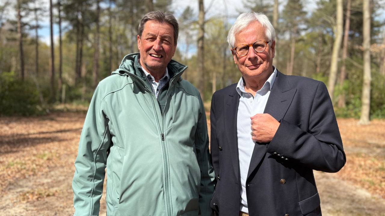 Bestuursleden Hans Stumpel en Giel Janssen op de plek waar het bezoekerscentrum moet komen (foto: Erik Peeters)