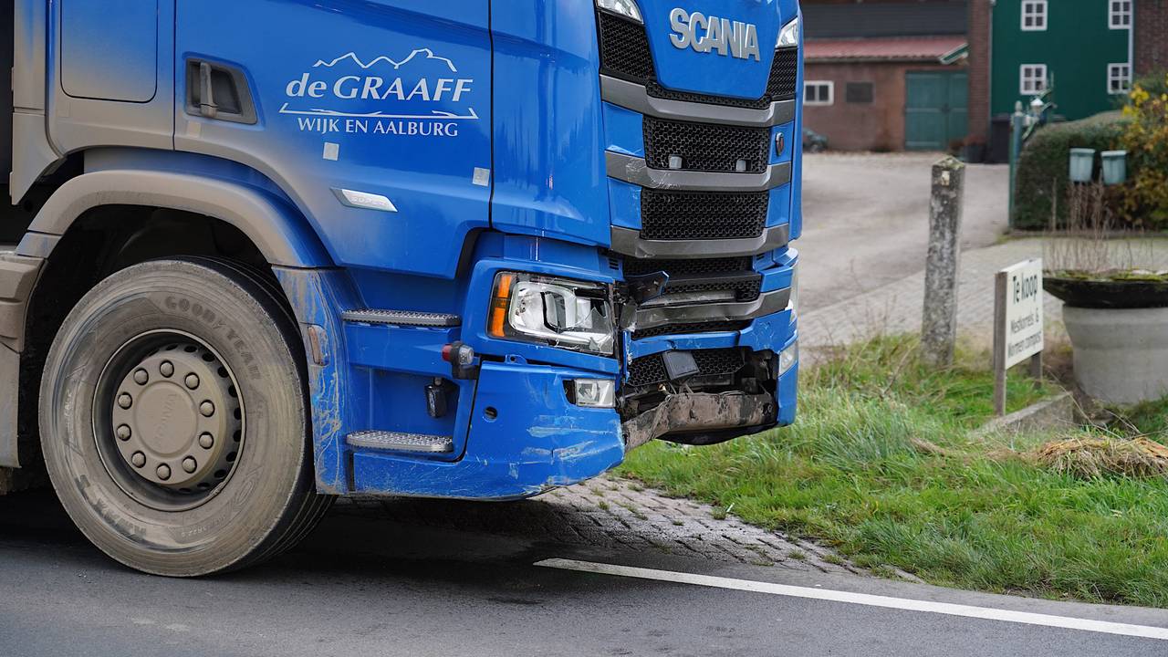 Automobiliste gewond na botsing met vrachtwagen (foto: Jeroen Stuve/SQ Vision). 