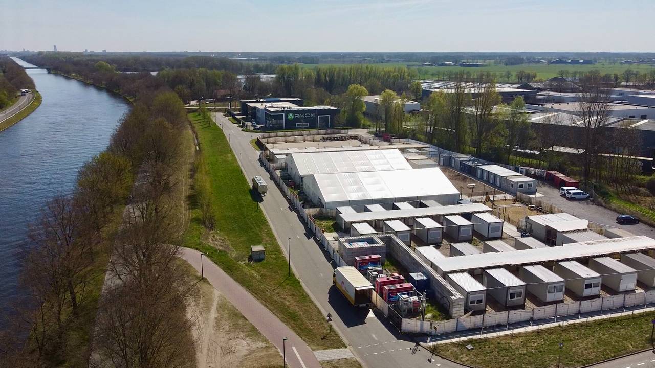 Een noodopvang voor asielzoekers langs het Wilhelminakanaal in Dongen (foto: Jan Peels)