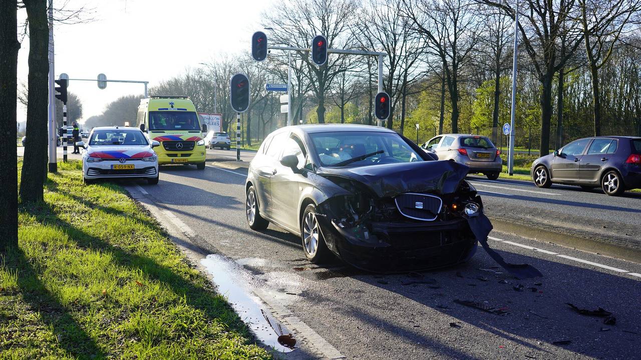 botsing 3 autos bij Rijen • lange file op A50.