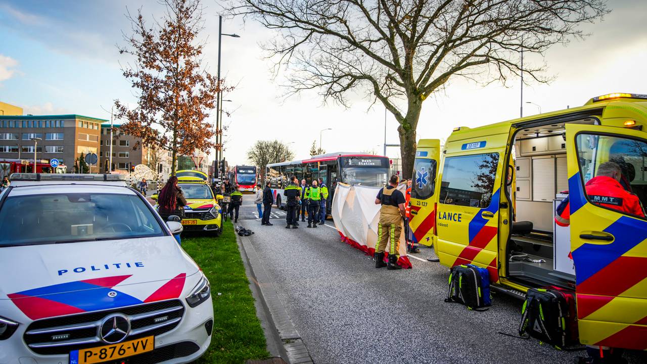 Door het ongeluk strandden diverse bussen (foto: SQ Vision).