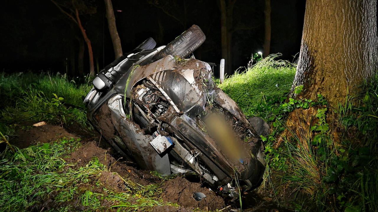 Een bergingsbedrijf werd opgeroepen om de gecrashte auto te takelen (foto: Toby de Kort/SQ Vision).
