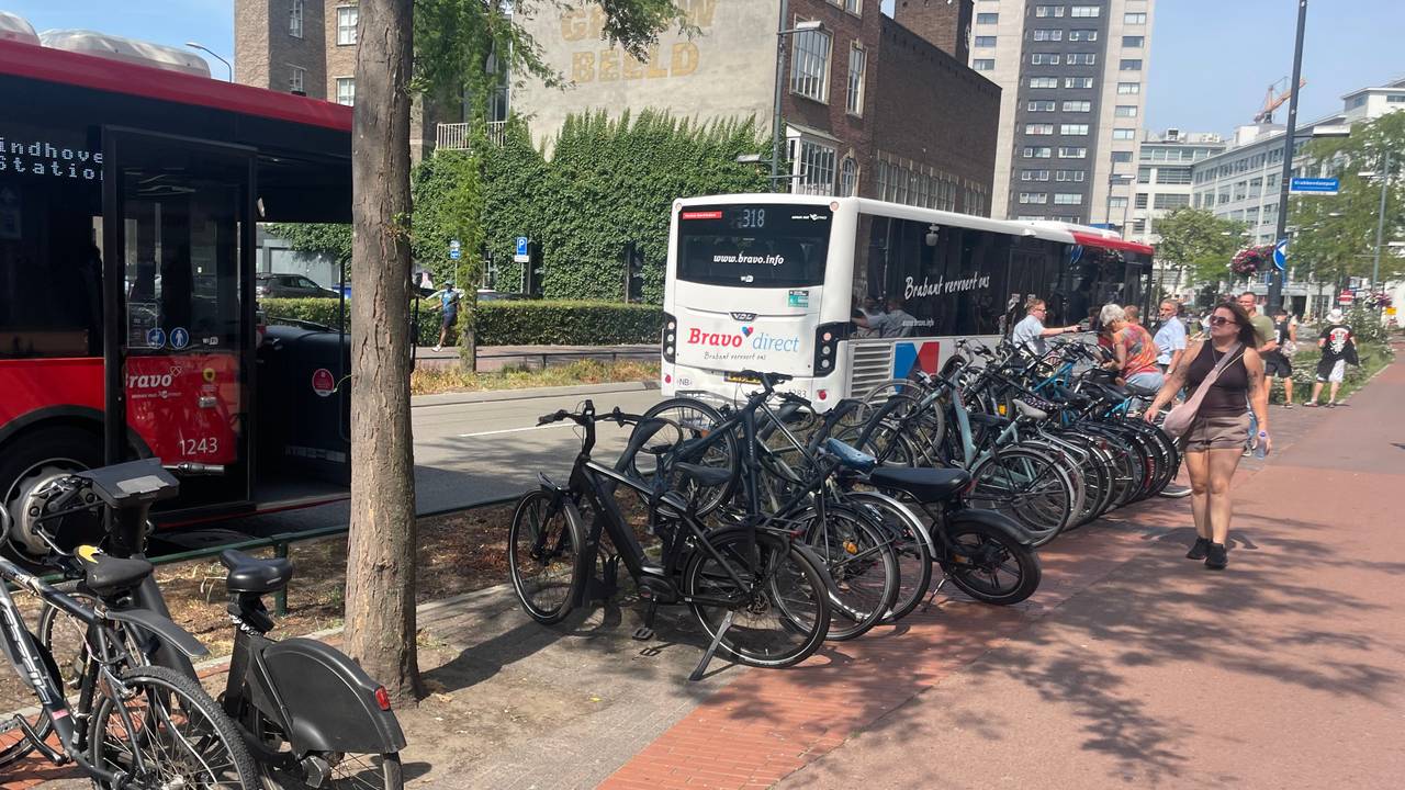Man wordt aangereden door stadsbus en raakt slaags met passagier.