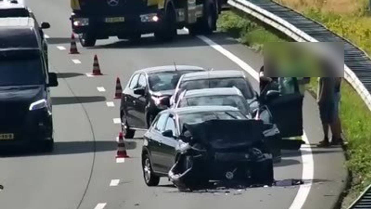 Flinke File Op De A2 Bij Eindhoven Na Ongeluk Met Meerdere Auto's ...