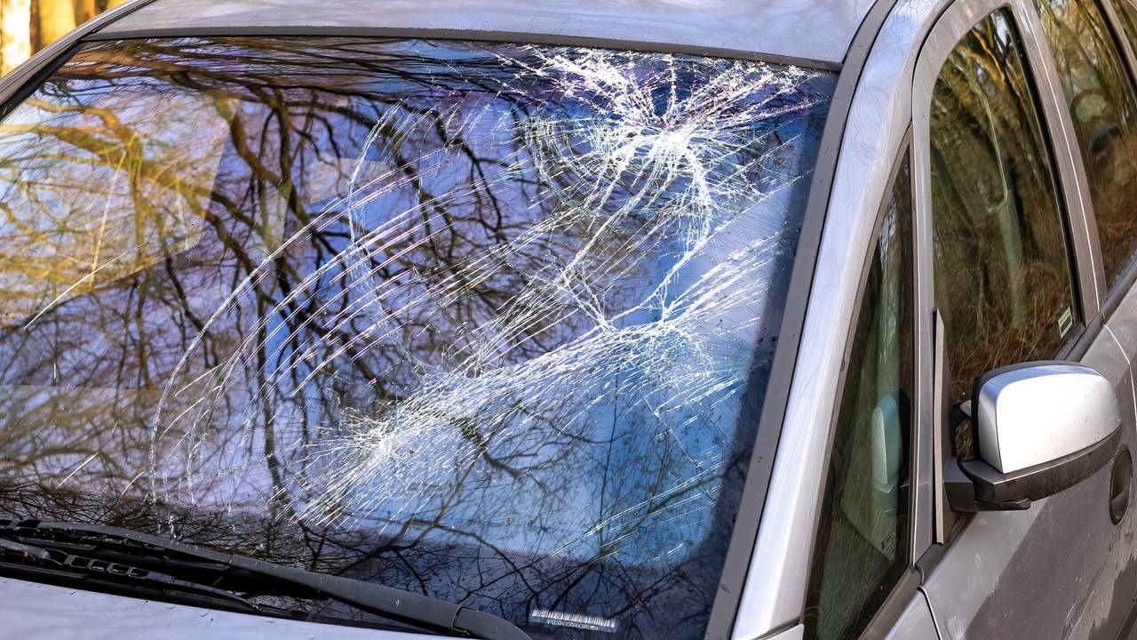 De auto liep bij de aanrijding in Drunen fikse schade op (foto: Iwan van Dun/SQ Vision).