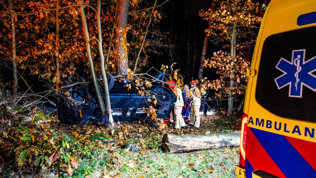 De vrouwen zijn door de brandweer uit de auto aan de Weijer in Mierlo gehaald en vervolgens naar een ziekenhuis gebracht (foto: Dave Hendriks/SQ Vision).