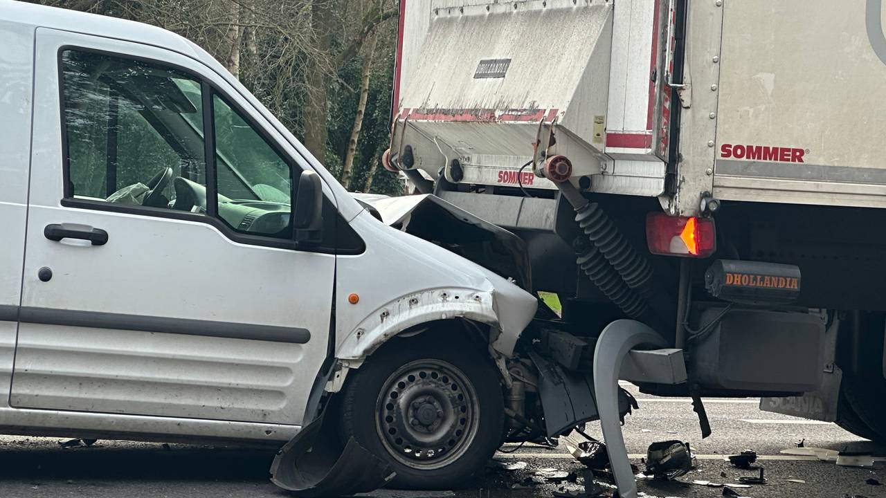 De voorkant van de bestelbus is aan gruzelementen (foto: Bart Meesters).