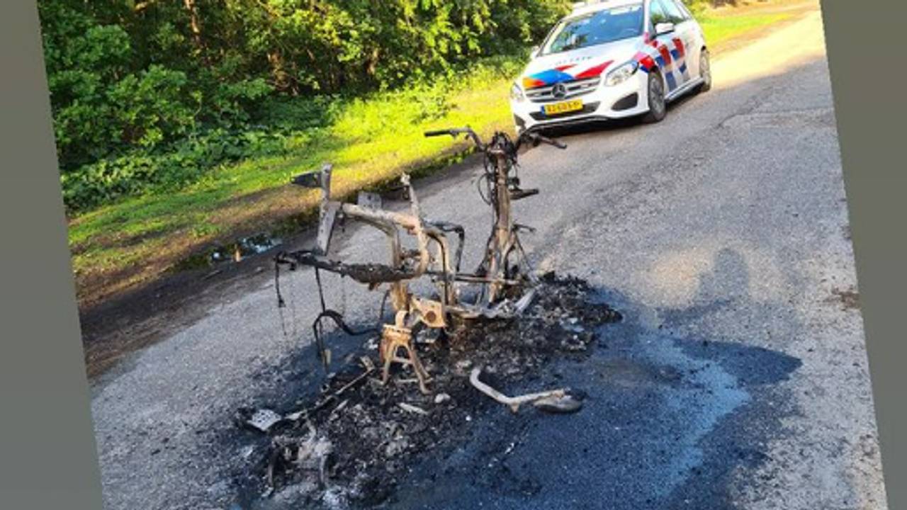 Een volledig uitgebrande scooter of motor in Best (foto: Instagram politie Best-Oirschot).