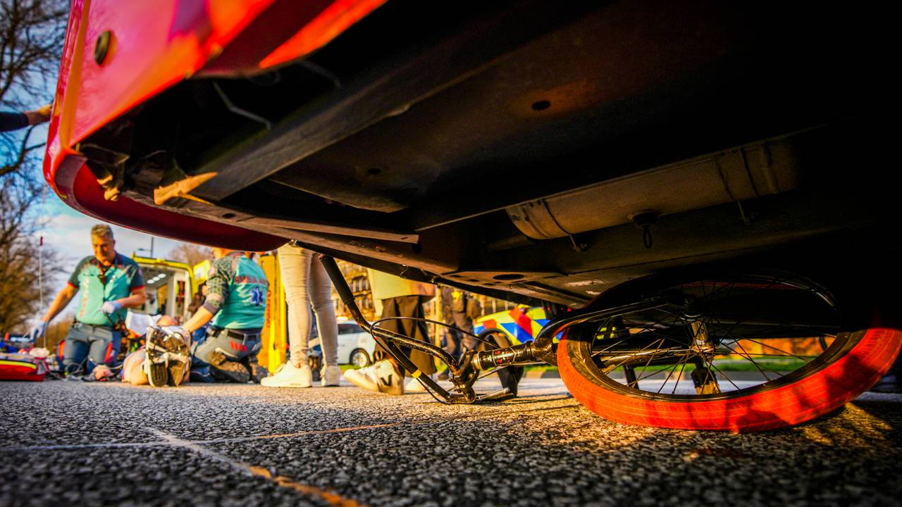 De fiets kwam onder de bus terecht (foto: SQ Vision).