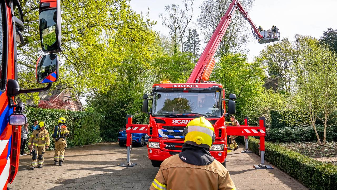 De brandweer zette bij het bestrijden van de schoorsteenbrand in Drunen onder meer een hoogwerker in (foto: Iwan van Dun/SQ Vision).