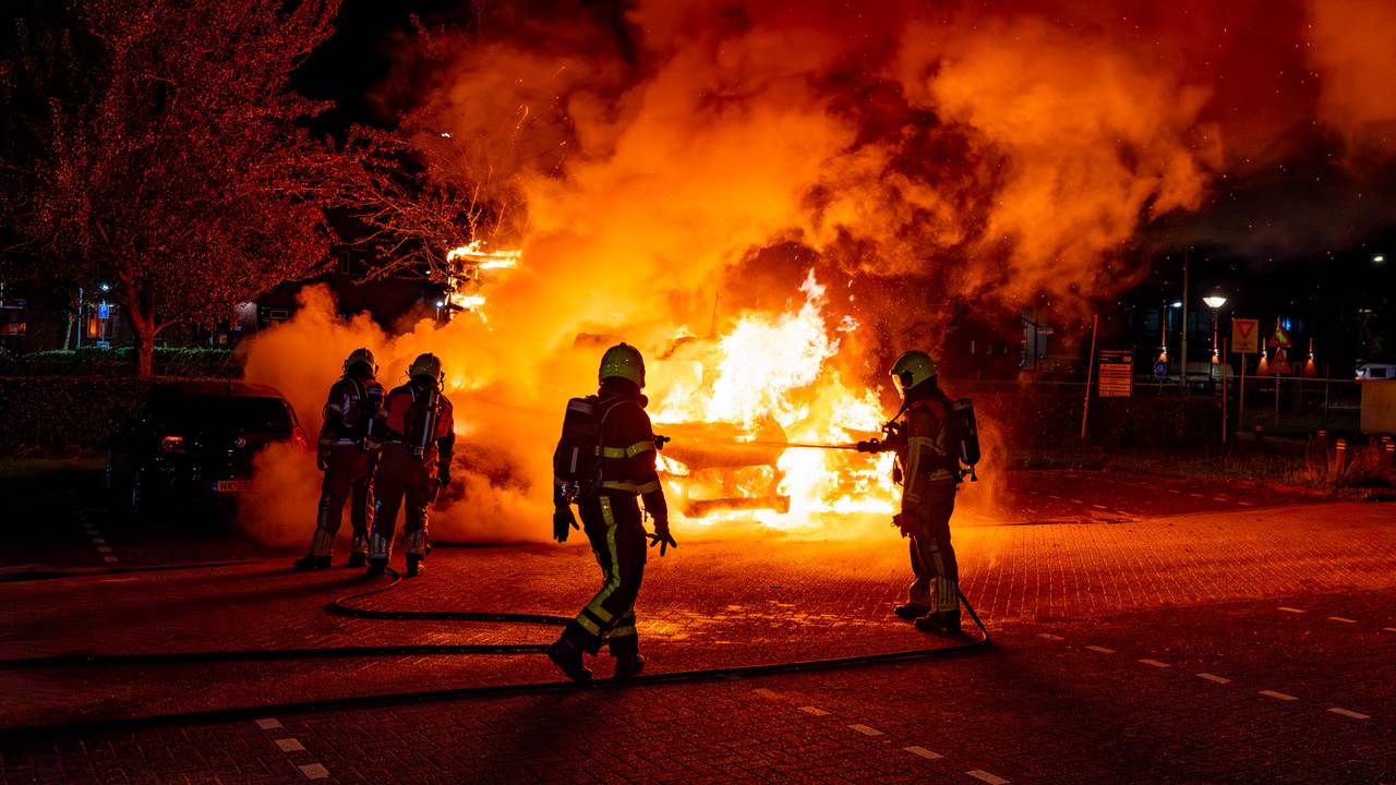 Een ware vlammenzee op de parkeerplaats nabij de D' Alburgt aan de Perzikstraat in Wijk en Aalburg (foto: Jurgen Versteeg/SQ Vision).