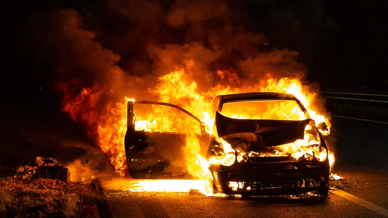 De personenwagen die in brand was gevlogen (foto: Iwan van Dun/SQ Vision Mediaprodukties).