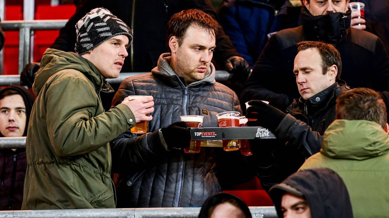 Supporters met bier tijdens de wedstrijd tussen PSV en AZ (Foto: ANP)