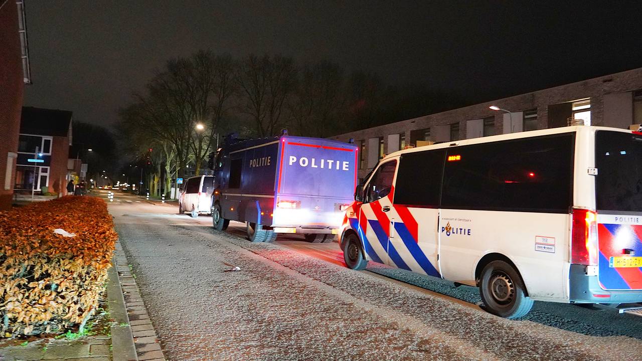 Zeker tien bussen van de ME en een grote waterwerper rijden door de Bredase wijk Hoge Vucht.