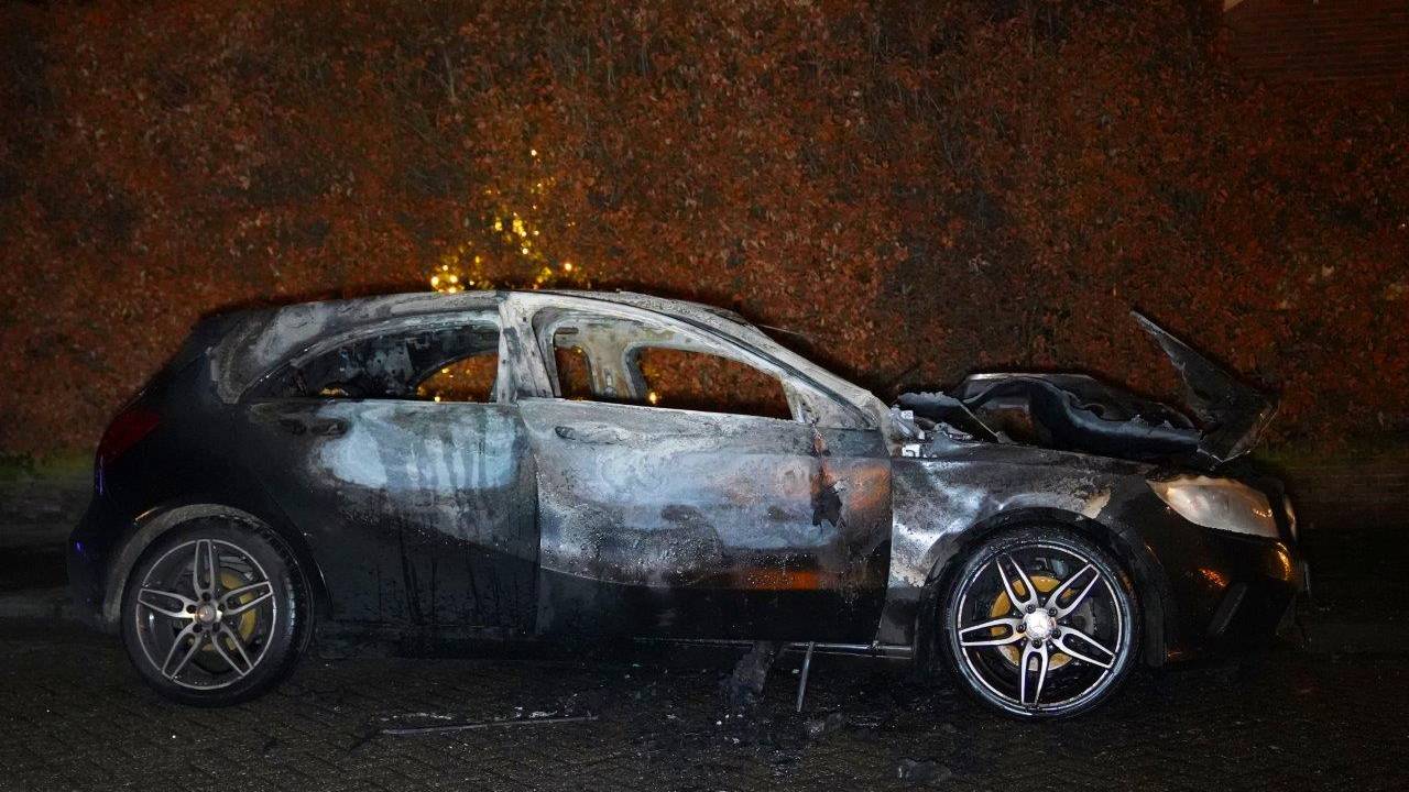 De melding van de brand kwam rond een uur 's nachts binnen bij de brandweer (foto: Bart Meesters).