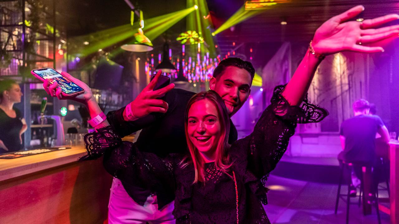 'We mogen weer', zoals in Café Philip in Tilburg (foto: Jack Brekelmans/SQ Vision Mediaprodukties).