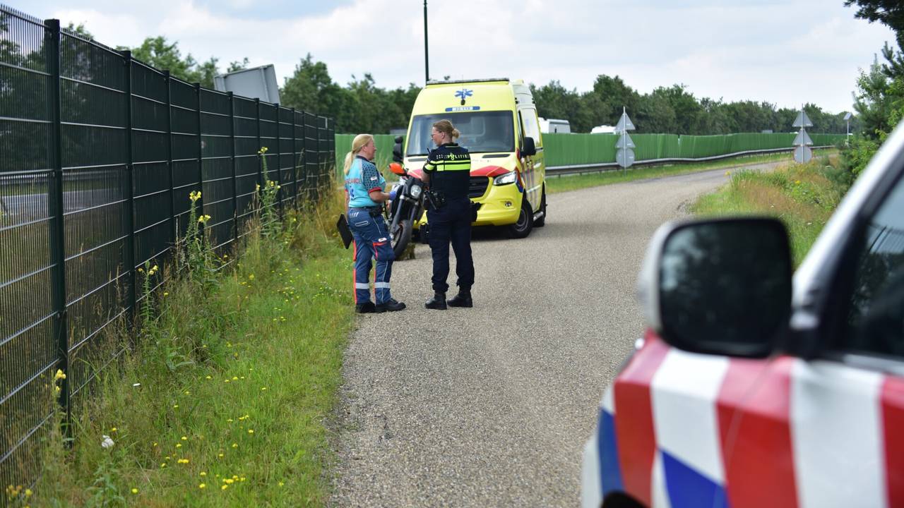 De motorrijder ging onderuit op de Klaterspeelweg in Maarheeze (foto: Johan Bloemers/SQ Vision).