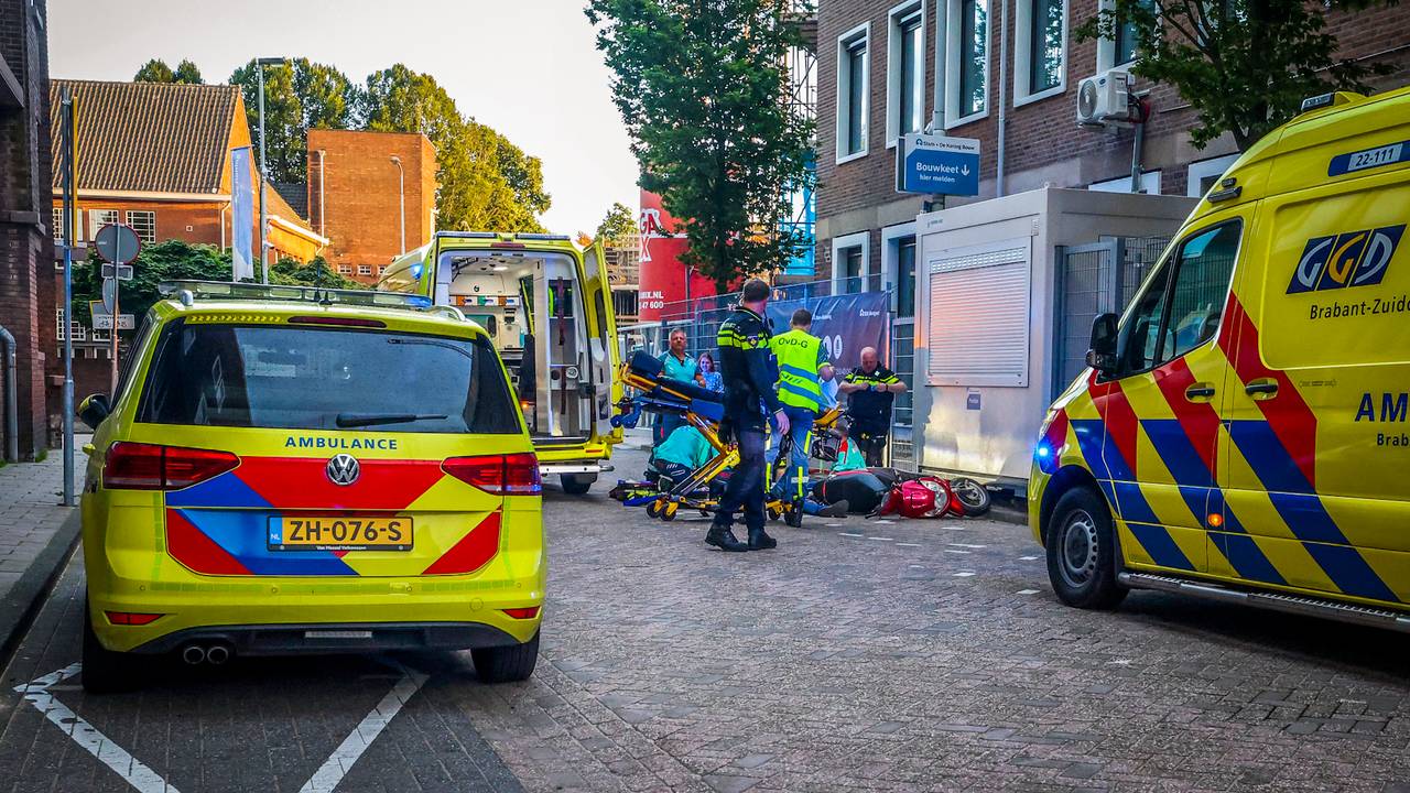 Verschillende hulpverleners bekommerden zich over de scooterrijder (foto: SQ Vision).
