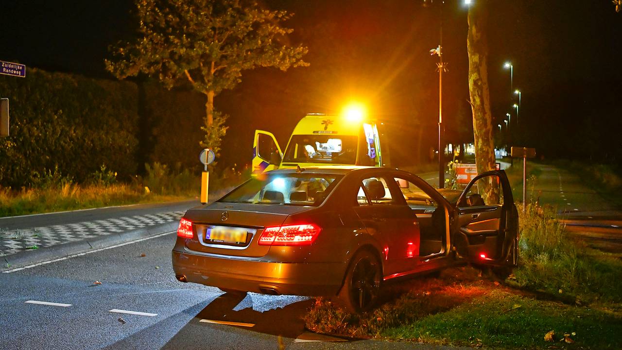 De bestuurder is voor behandeling naar een ziekenhuis gebracht (foto: Rico Vogels/SQ Vision).