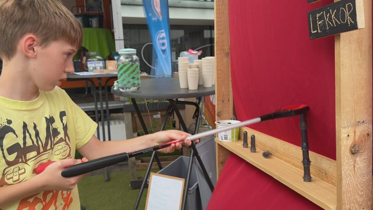 Onder volle focus worden de doppen vakkundig opgestapeld (foto: Thijs den Ouden).