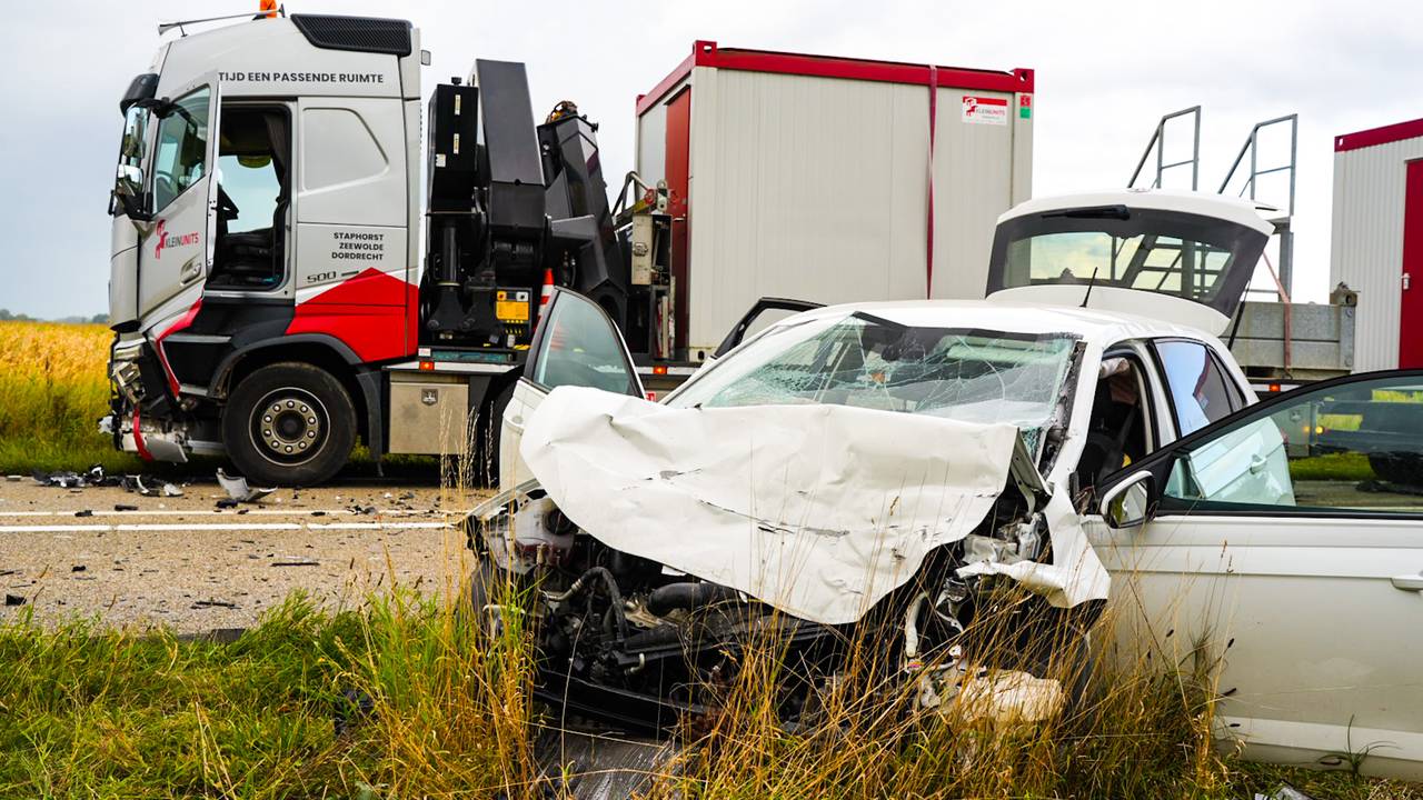 Frontale botsing tussen auto en vrachtwagen, vrouw zwaargewond.