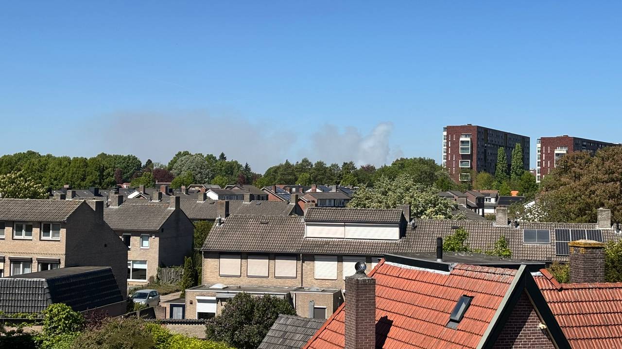 De rookpluim vanuit Veldhoven (foto: Rick Leenes).