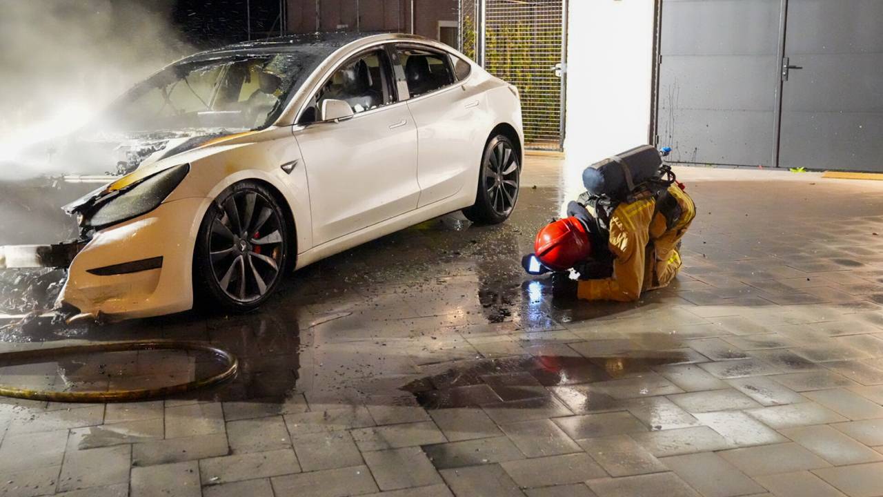 De brandweer bluste de Tesla aan de Martinalidonk in Helmond (foto: Harrie Grijseels/SQ Vision).