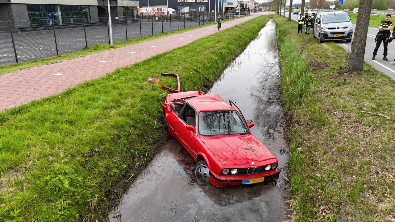 De BMW kwam langs de Spoorlaan in de sloot terecht. (Foto: Bart Meesters / Persbureau Heitink.)