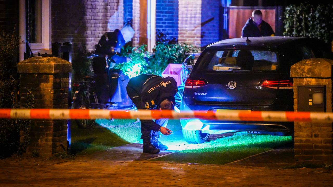 De politie doet onderzoek bij het huis aan de Elzentlaan in Eindhoven (foto: SQ Vision).