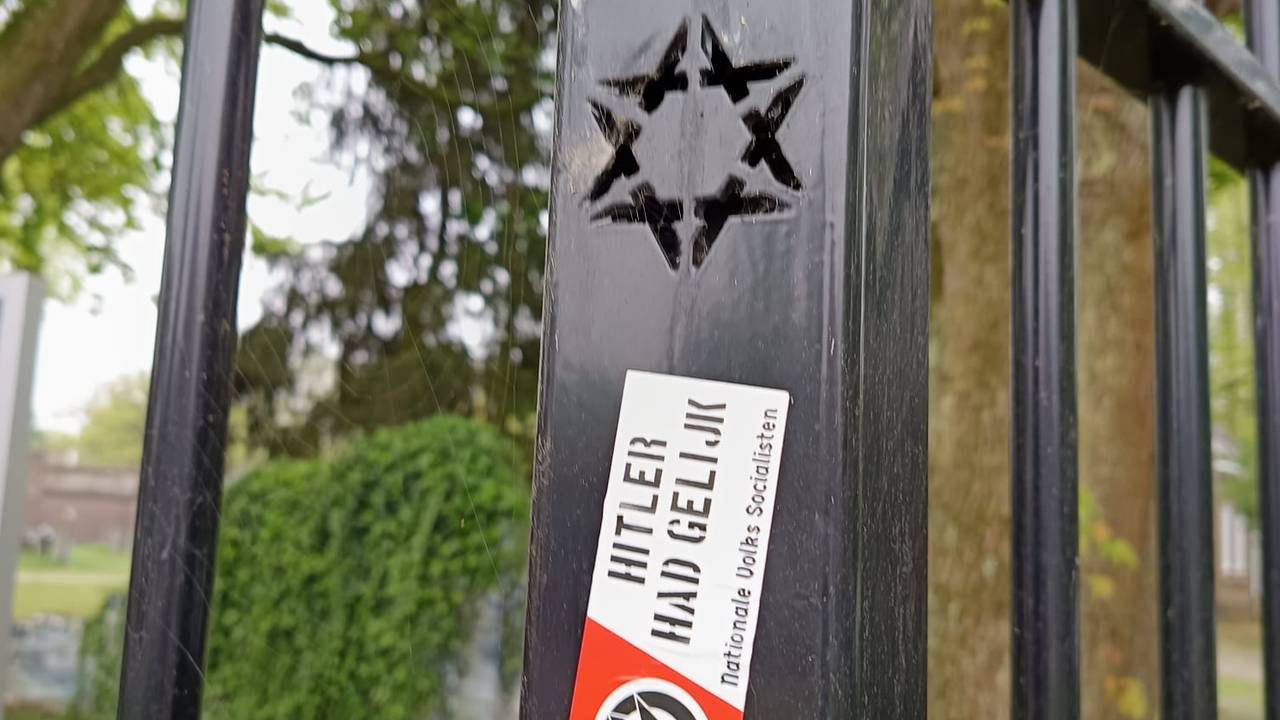 De bewuste sticker waarvan aangifte is gedaan.
