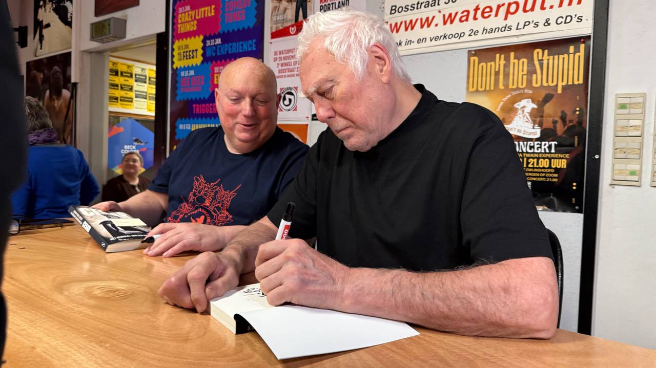 Jean-Paul Heck en Cesar Zuiderwijk signeren samen bij muziekwinkel De Waterput.