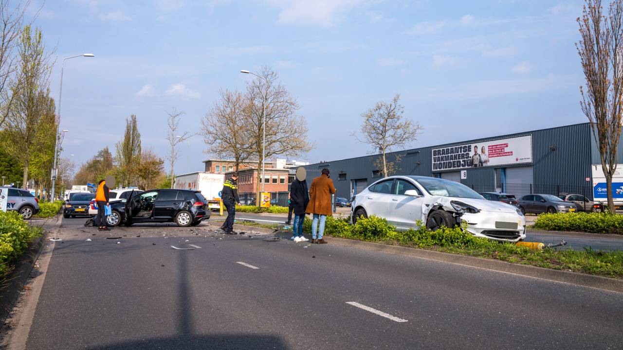 Vanwege het ongeluk op de Meerenakkerweg ontstond een flinke opstopping (foto: Dave Hendriks/SQ Vision).