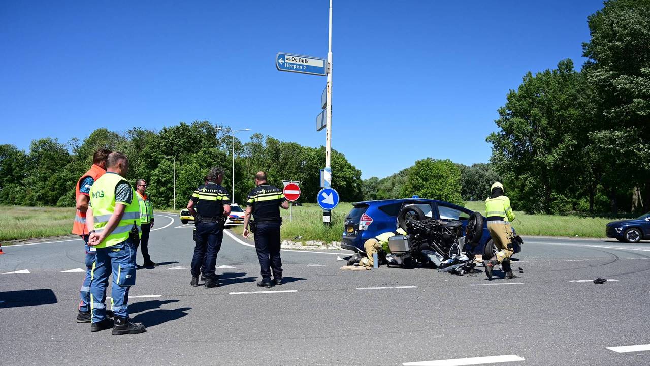 Ongeluk bij Ravenstein (Waldie Rutten/ Persbureau Heitink).