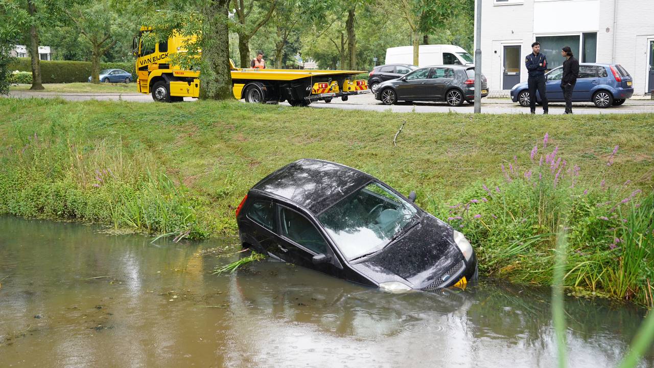 Auto belandt in het water (Foto: Bart Meesters/SQ Vision)